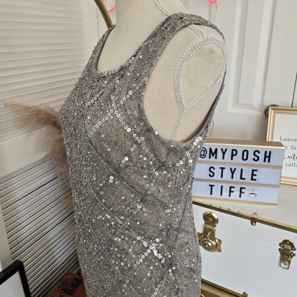 STUNNING SLEEVELESS SILVER SEQUIN MIDI DRESS 🩶✨️ - Picture 5 of 14